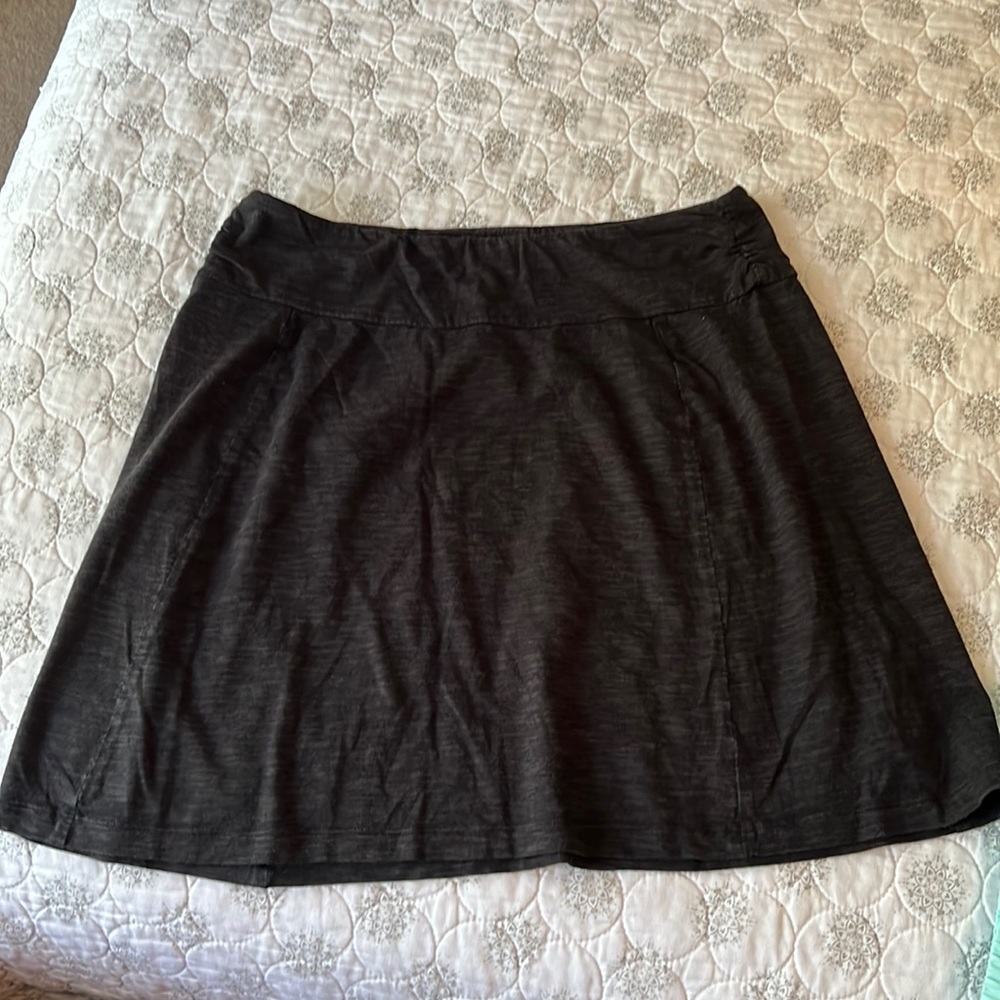 Columbia size M black knit skirt
